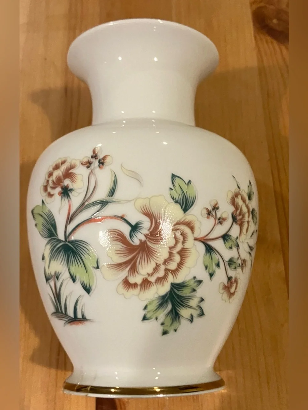 EUC Hollohaza Floral Porcelain Gold Trim Vase Floral Motif 1831 7”